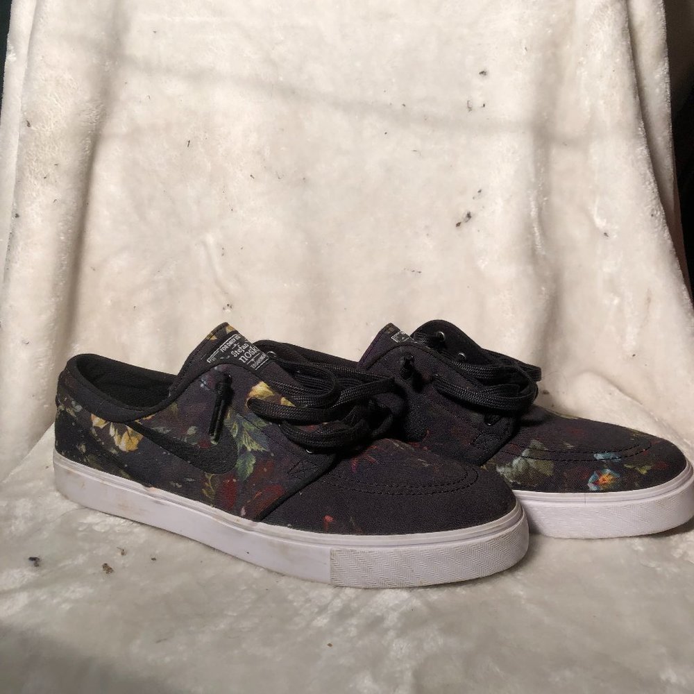 Floral Nike Janoskis in Great Condition